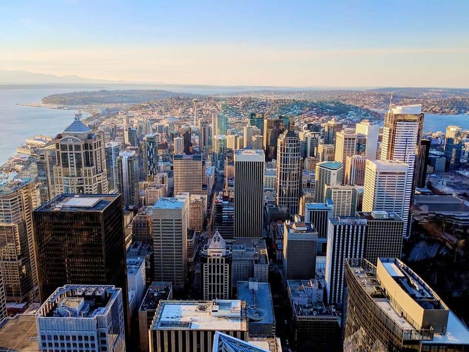 Sunset views of Seattle from the 35th floor 
#cityskyline #seattle #skyscraper #chasingsunsets #trovember #trovemberphotocontest #explorelocal #pnw