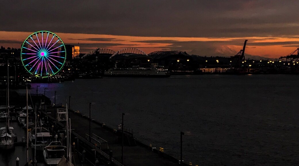 Drama in the sky! #pier66 #seattlewaterfrontviews
