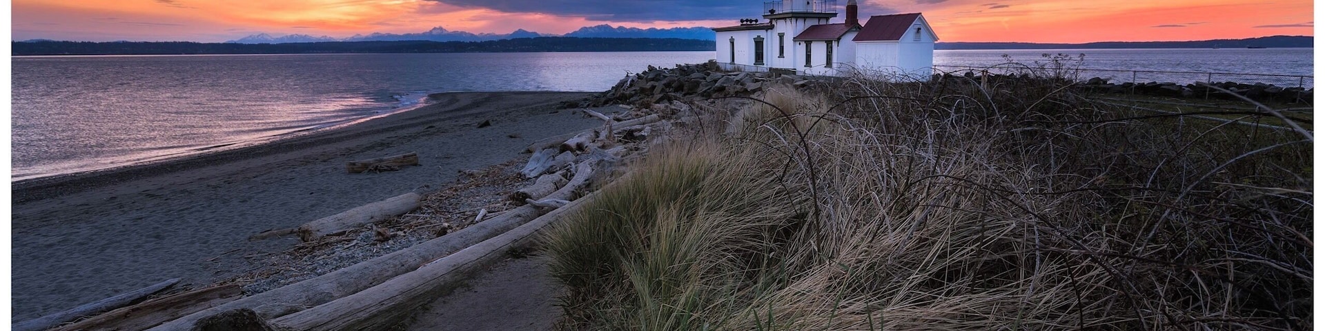 West Point Lighthouse at Discovery Park, Seattle 
#goldenhour #sunset #hiking #pnw #pacificnorthwest