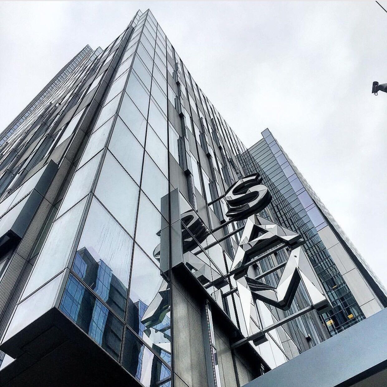 4.11.16 - Even on a cloudy day it's still dazzling! #lifeatexpedia #seattle #museum 