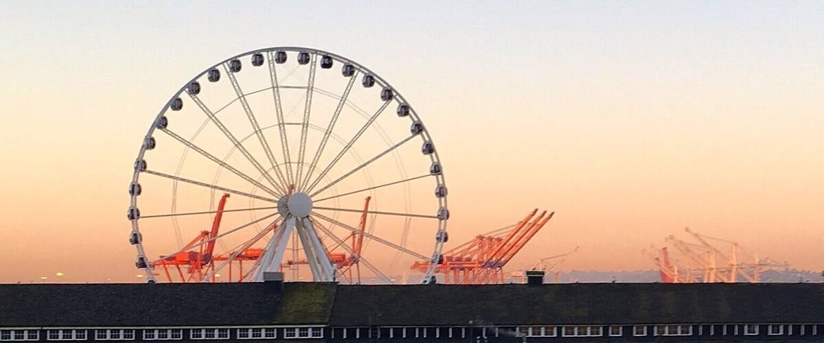 Seattle gifts us with some of the most beautiful views in the #PNW #sunrise #LoveMyTown