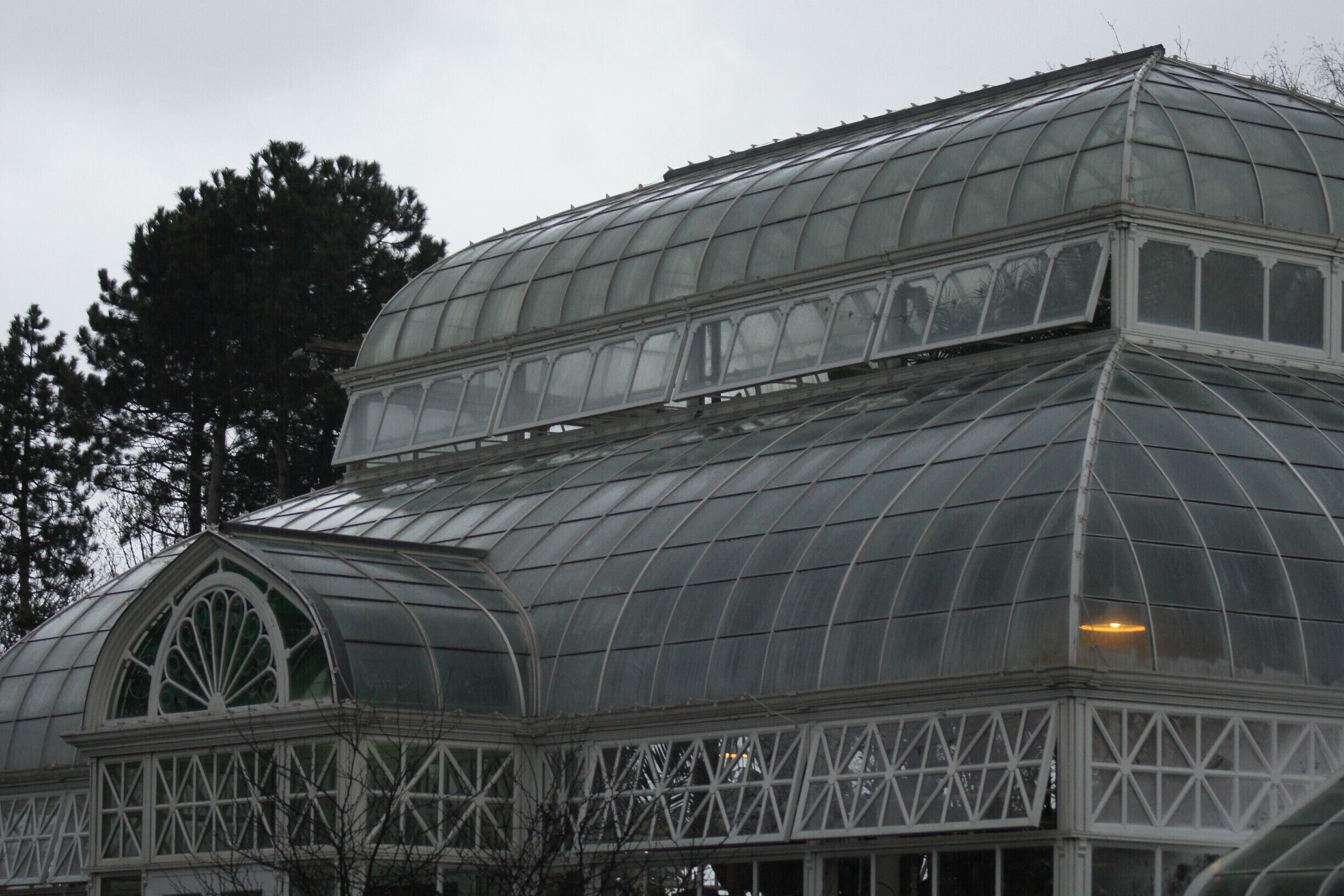 A greenhouse built in the early 20th century and modeled off of London's Crystal Palace. Designed by the Olmsted Brothers and a very interesting addition to Seattle's beautiful Volunteer Park.
#architecture 