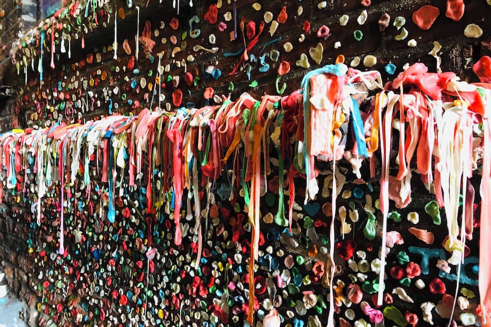 Un mur recouvert de bonbons colorés, dont le glaçage dégouline.