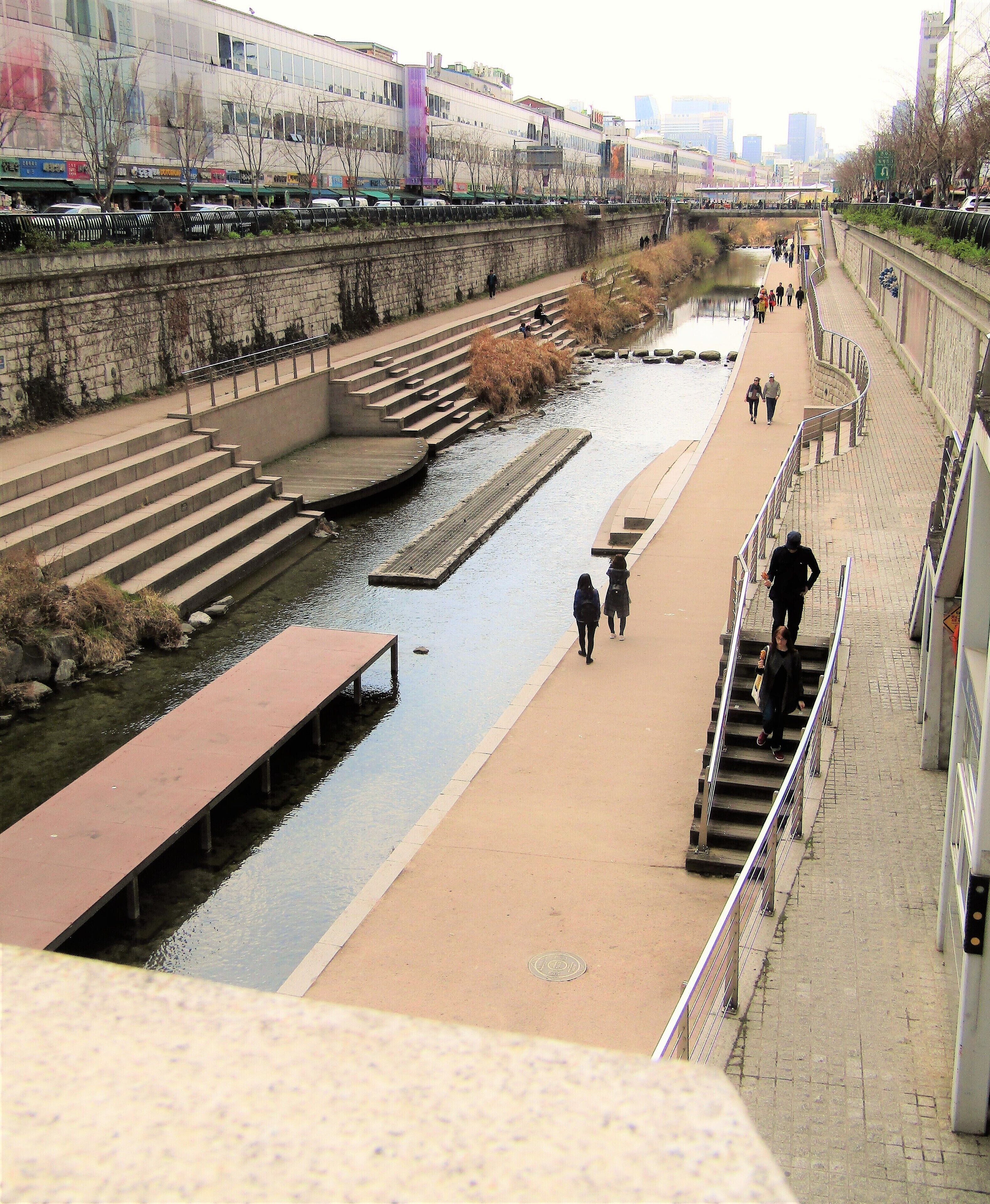 The stream in the middle of Seoul..it's literally right in the middle of heavy-trafficked roads, It's such a nice escape from the busy streets. 
