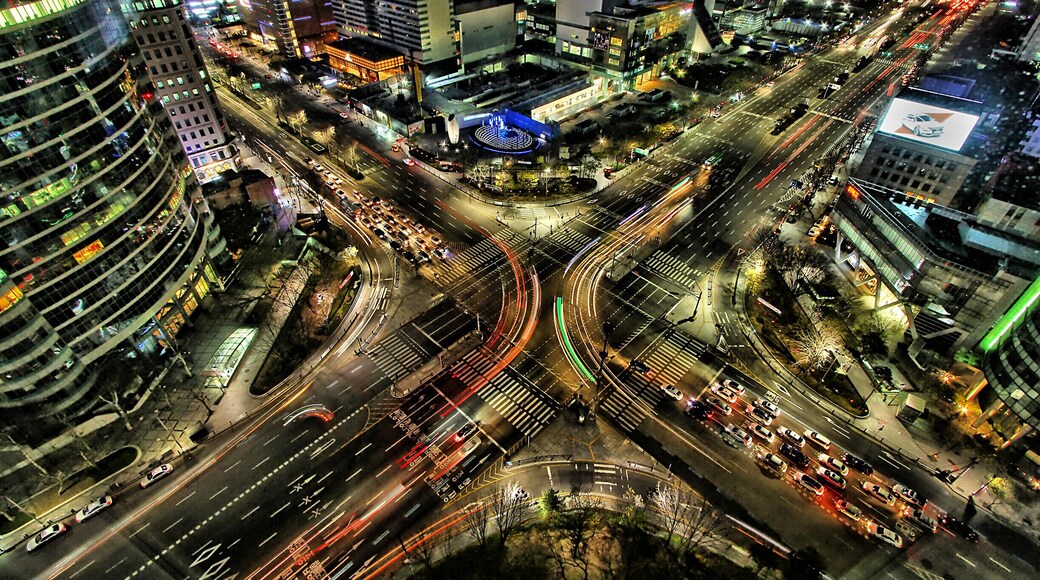 We were fortunate to stay on the 21st floor of the Park Hyatt Seoul and our room was looking out to the intersection so I took advantage of it and tried out some long exposure shots. It took me quite a few tries to tweak the settings and I was finally happy with f/10, 3.2s, ISO 400, EV -1. Look at all the pretty night lights!