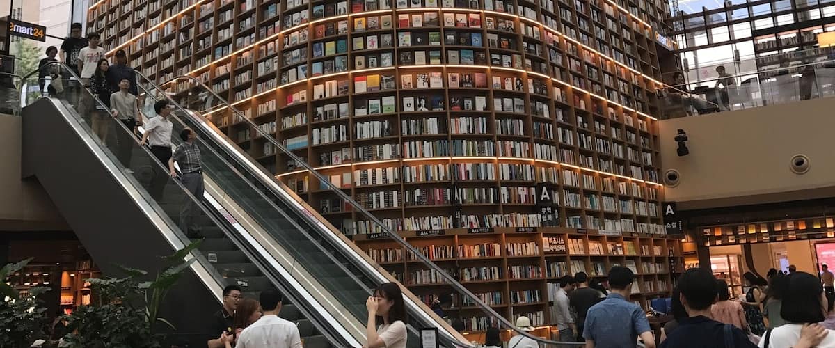 A library in the middle of the mall?