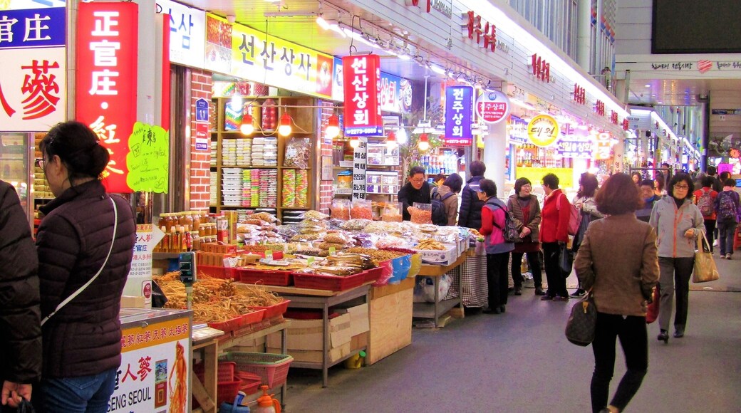 I came across the Jungbu dried fish market quite by accident, and it was exactly that..a huge market selling mostly dried fish. Many vendors were giving away free samples. I thought it was good, tasting kind of like beef jerky!