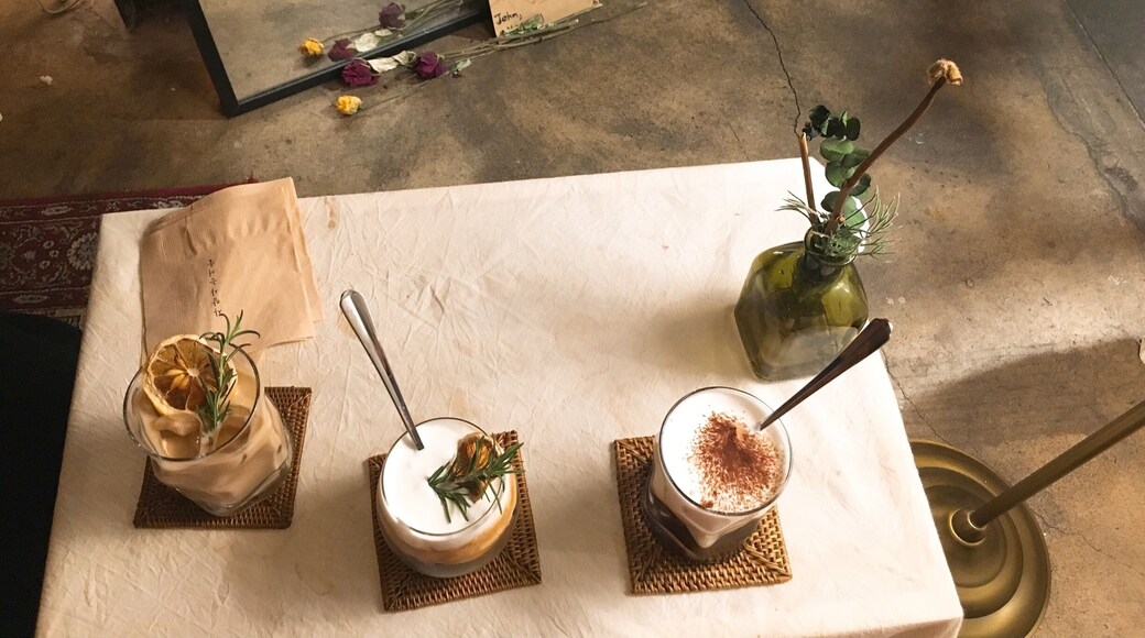 here has cosy interior and great
coffee. i recommaded greentea cream presso.
i fall in love this place.