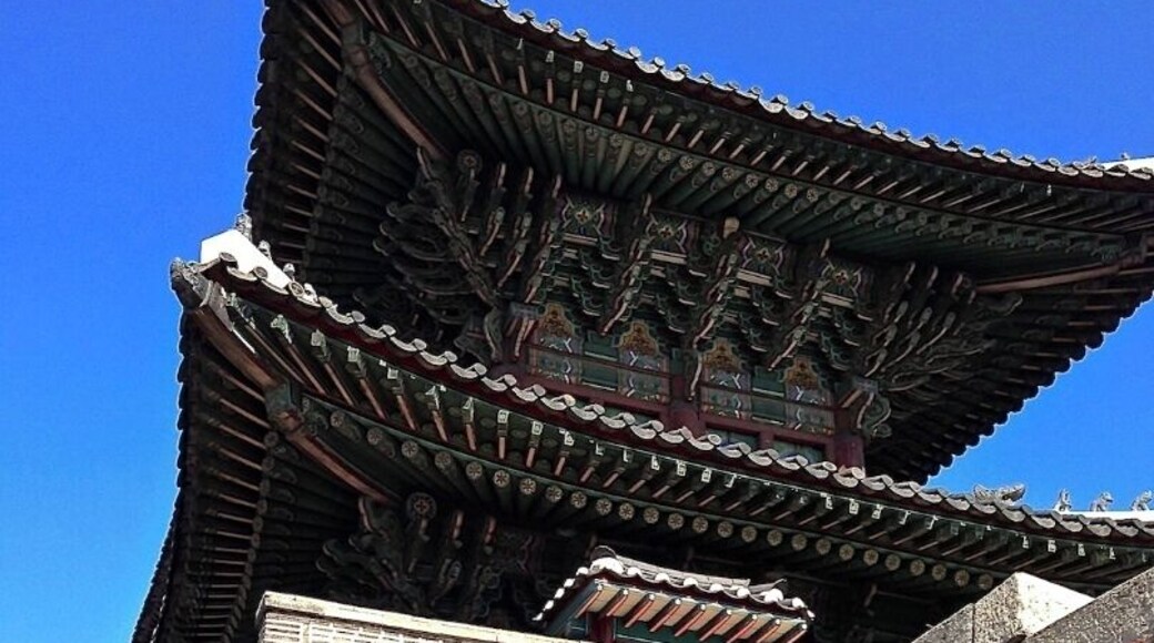 #Architecture Heunginjimun Gate was the east gate of the capital city of Seoul and was built in 1398.The gatehouse was where the commander stayed to hold the gate, and it was also used as a command post in times of emergency.