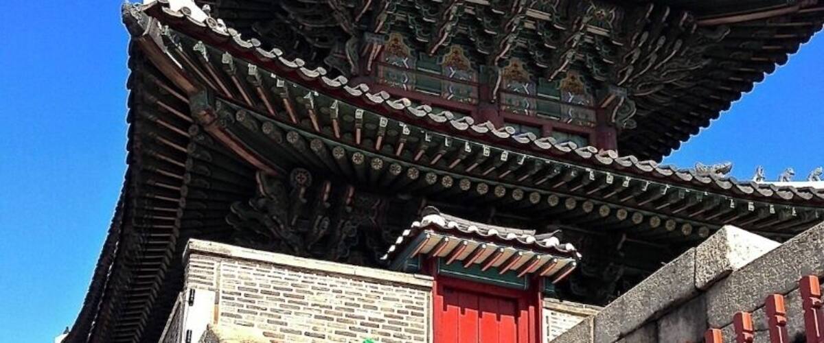 #Architecture Heunginjimun Gate was the east gate of the capital city of Seoul and was built in 1398.The gatehouse was where the commander stayed to hold the gate, and it was also used as a command post in times of emergency.