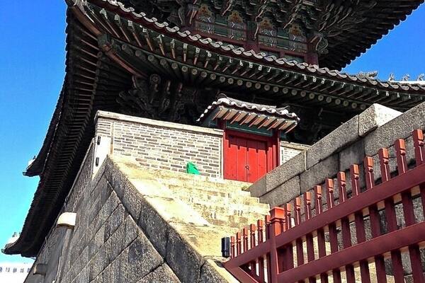 #Architecture Heunginjimun Gate was the east gate of the capital city of Seoul and was built in 1398.The gatehouse was where the commander stayed to hold the gate, and it was also used as a command post in times of emergency.