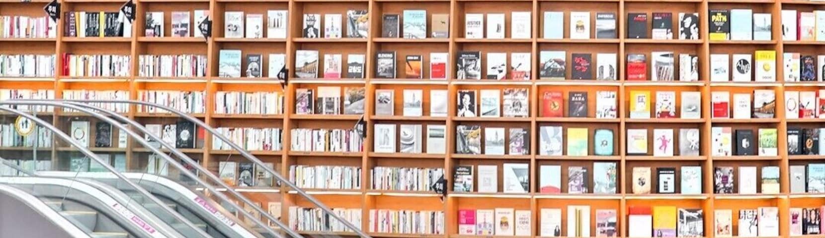 This amazing mall in Seoul just built a humongous library in its center and it has over 50,000 books!
You bet that I was in awe when I saw this spectacle! Other than ogling at this sight, you can also enjoy the cafe upstairs while you read up on the English magazines provided by the library. (Regrettably, the books are all in Korean which is enjoyed by the locals as they lounge around in the ample desks and chairs in the surroundings).