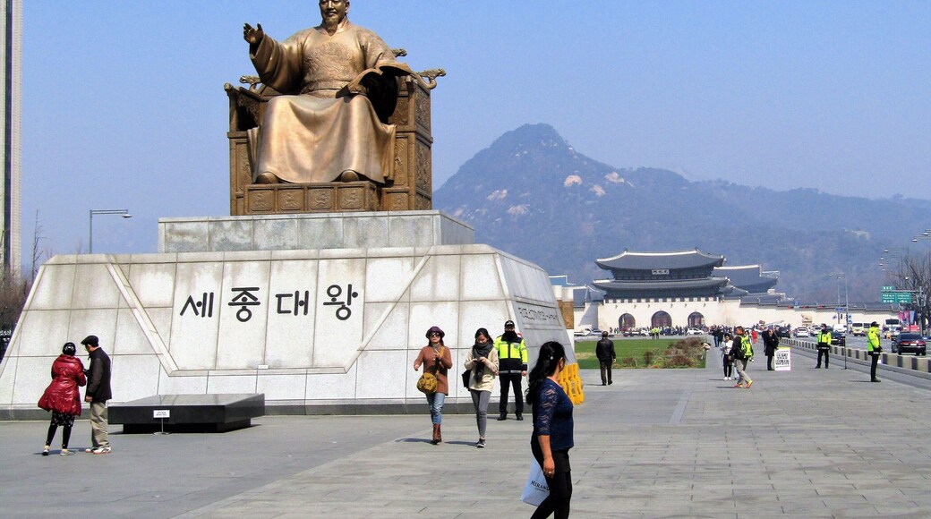 King Sejong's statue rules this square...with the palace and mountain in the distance