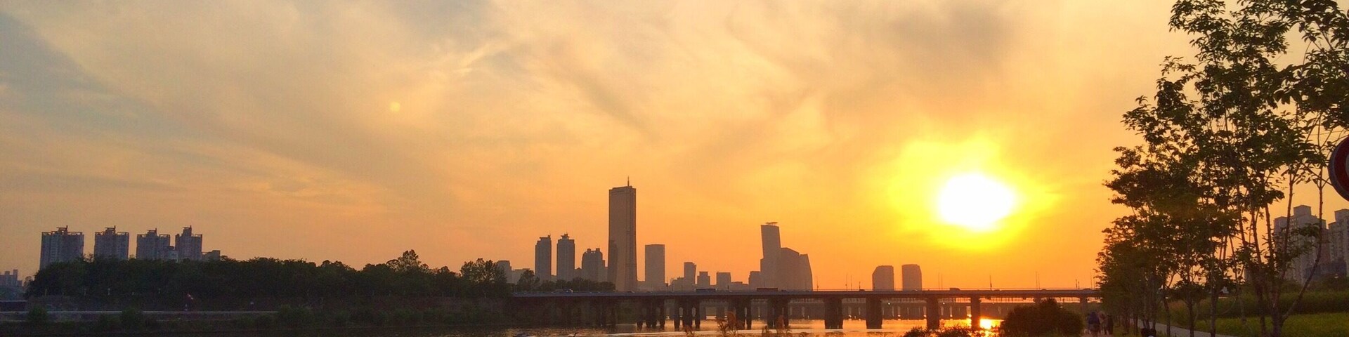 Sunset at Han River Park. Good place to walk, ride a bicycle and have a picnic. It's very easily accessible from anywhere in the city.
#sunset #korea #seoul #river #walk