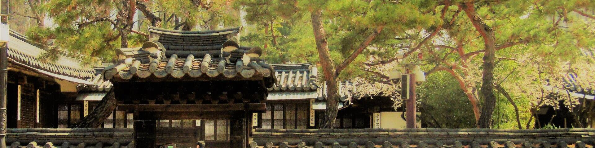 I passed this little palace on my walk to the subway everyday, not realizing it was once a palace. It is tiny compared to the more famous Gyeongbokgung and Changdeokgung Palaces.