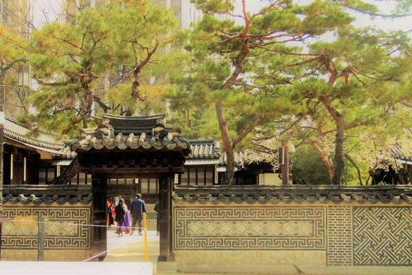 I passed this little palace on my walk to the subway everyday, not realizing it was once a palace. It is tiny compared to the more famous Gyeongbokgung and Changdeokgung Palaces.