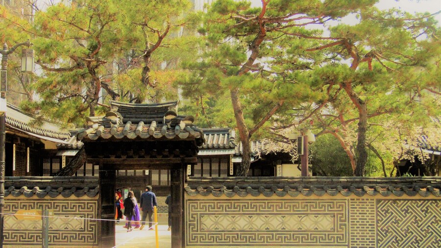 I passed this little palace on my walk to the subway everyday, not realizing it was once a palace. It is tiny compared to the more famous Gyeongbokgung and Changdeokgung Palaces.