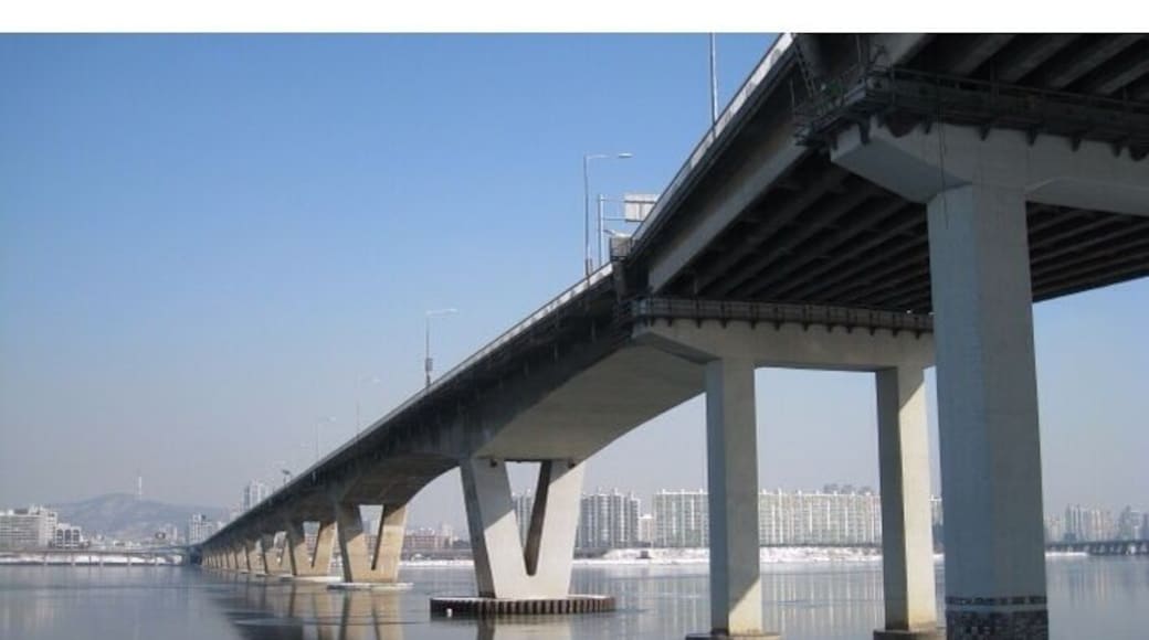 Khu mua sắm Myeongdong Street