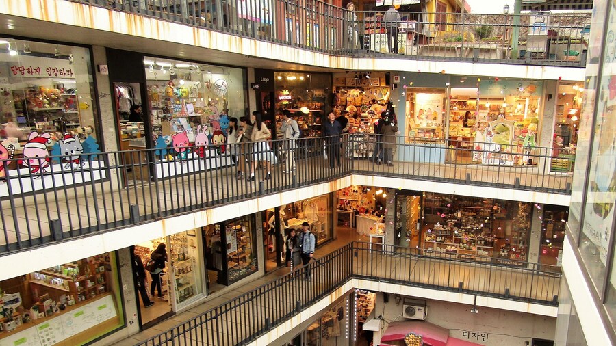 More shopping at the Ssamziegil center in Insadong