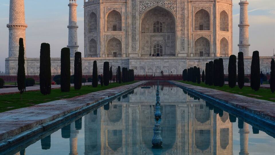 Another shot of this beautiful building, again.. get there at dawn, beat the rush and get the best light. The Taj changes colours depending on the light, it’s rather flat during the midday light.