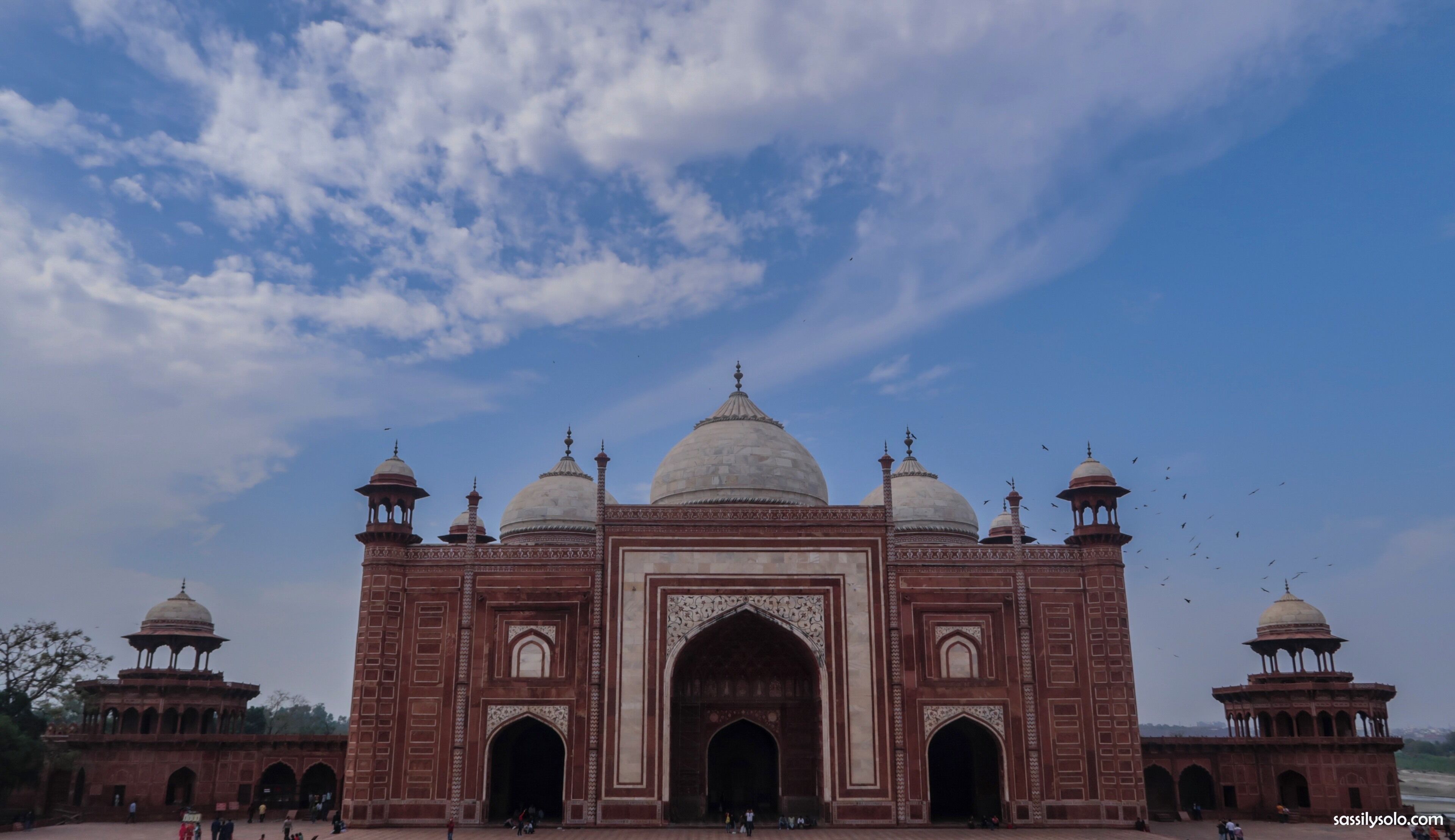 A mosque near the Taj Mahal, facing the tomb….

#travel #canonshots #architecture #tajmahal #agra #india #sassilysolo #travellingwithfriends