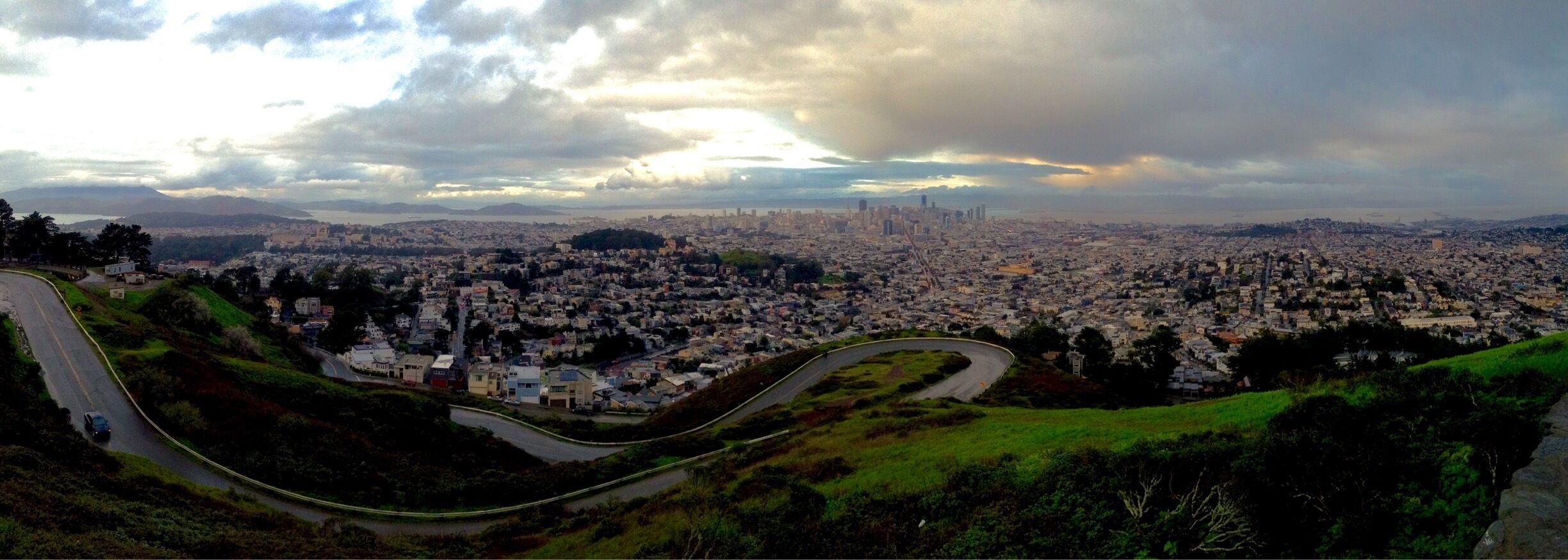 #SanFrancisco is such a gorgeous city
#TwinPeaks is definitely the best place to watch the #sunrise and #sunset 
#roadtrip
#travels #california #usa #clouds