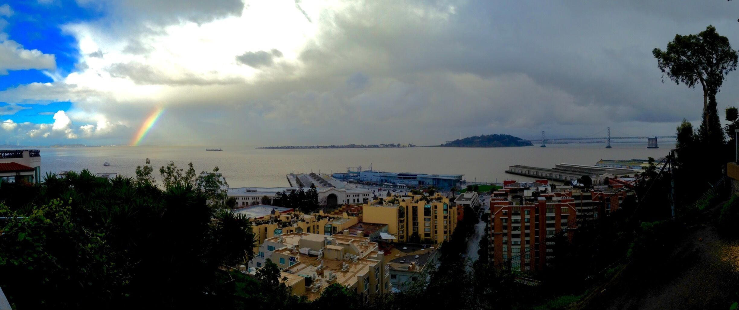 Those rare moment of ephemeral and magical beauty... so lucky to catch one of them! Never be pissed at the rain or clouds, it makes the best pics!! ;)
#rainbow #arcenciel #clouds #beauty #sanfrancisco #california #roadtrip #travels #livingthedream #usa 