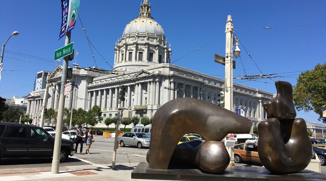Henry Moore sculptur and City Hall