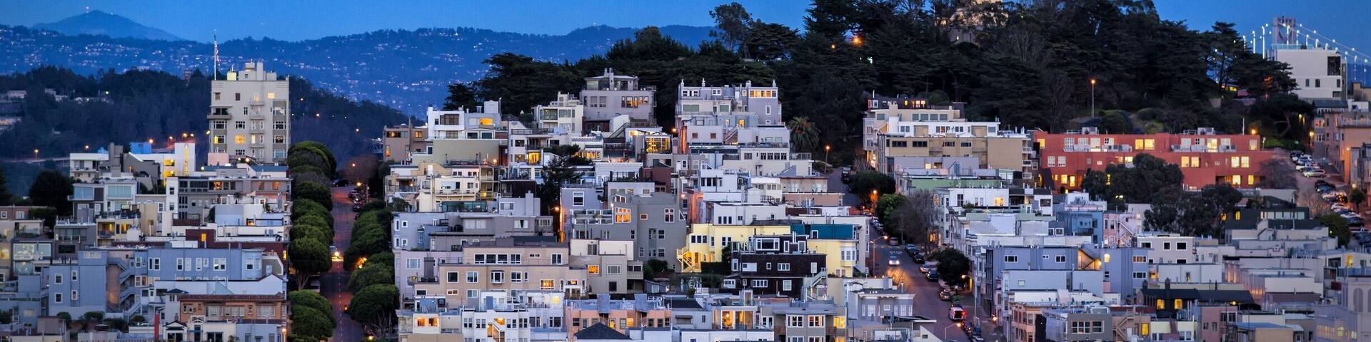 The Coit Tower from Lombard Street at nightfall, what else can you ask for? Oh yes, to get there by one of the iconic cable cars! 😊
#UrbanJungle #California #SanFrancisco #travel #Details