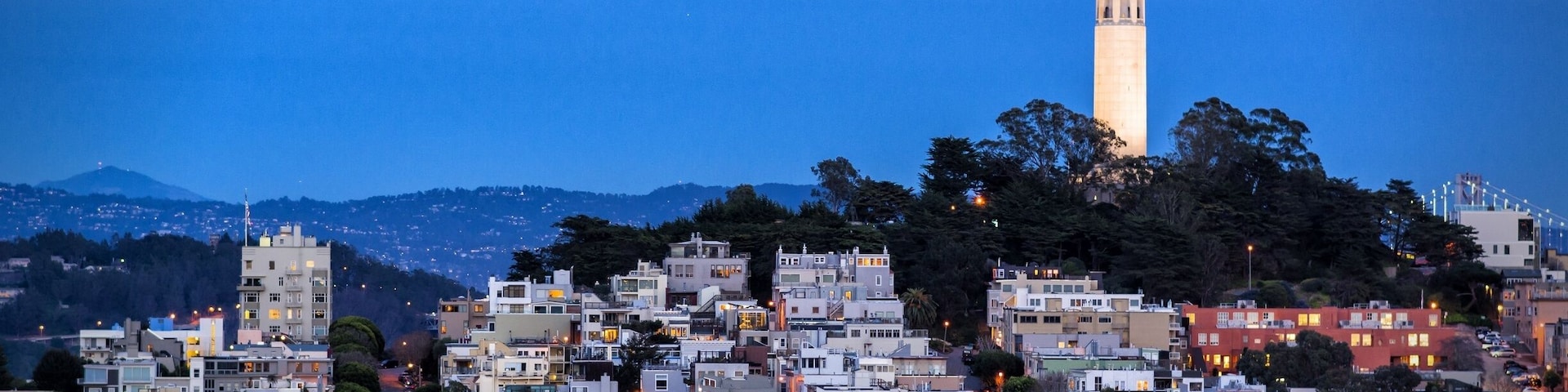 The Coit Tower from Lombard Street at nightfall, what else can you ask for? Oh yes, to get there by one of the iconic cable cars! 😊
#UrbanJungle #California #SanFrancisco #travel #Details