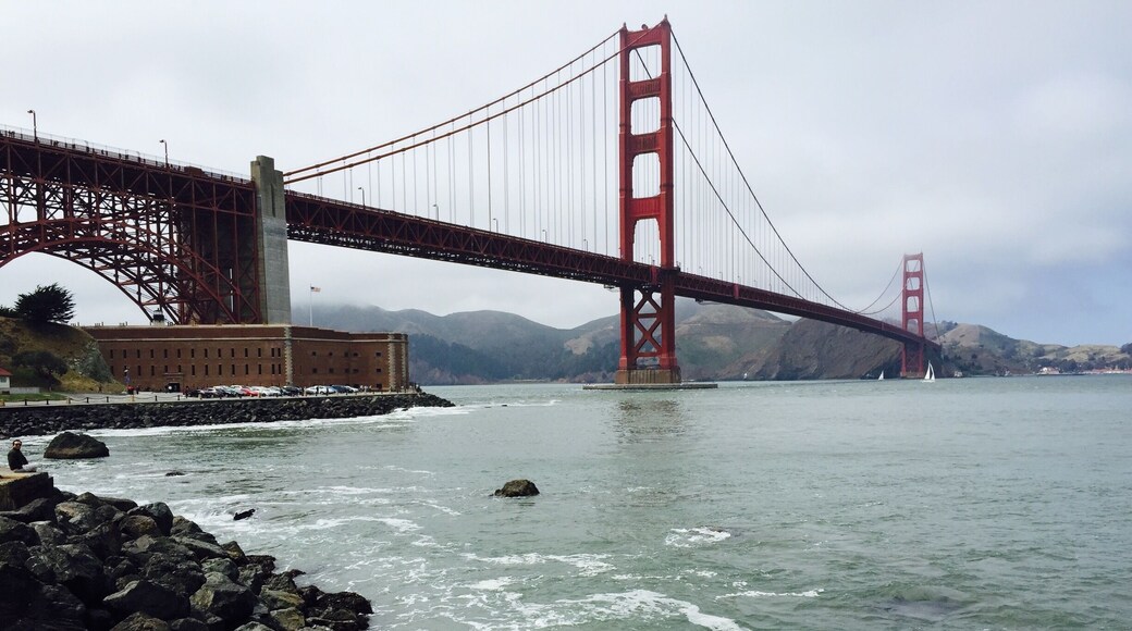 A historic Fort, bike/jogging trail, beachfront picnic area, marina and near the world famous Palace of Fine Arts and no need to mention the obvious Iconic bridge with the Marin headlands as a backdrop. A full day adventure