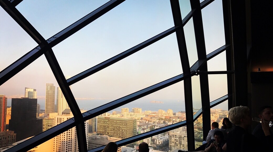 A bar with a view - Marriott marquis - San Francisco - iPhone 7 plus