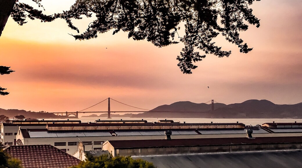 Hiked up to the hill path towards Ghiratdelli Square from Fort Mason and I saw the Golden Gate Bridge from a vista.