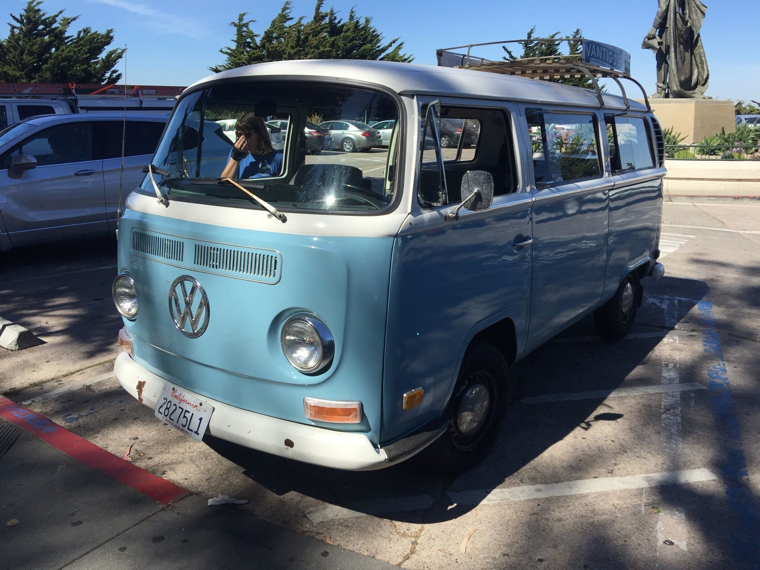 Sometimes you see an old Volkswagen T1. This car is an sightseeing car and you can take a Ticket to see the City 🇺🇸