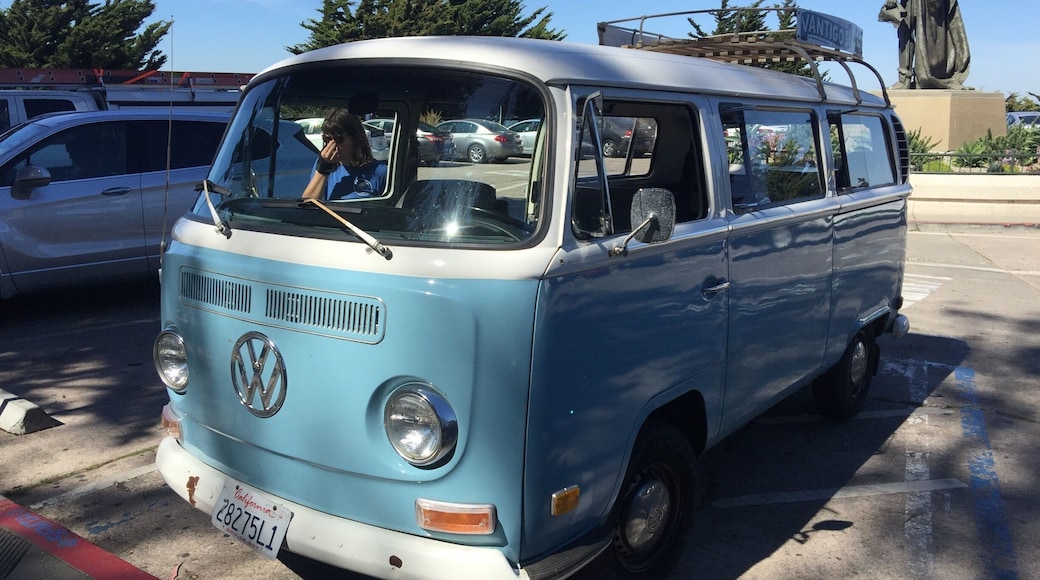 Sometimes you see an old Volkswagen T1. This car is an sightseeing car and you can take a Ticket to see the City 🇺🇸