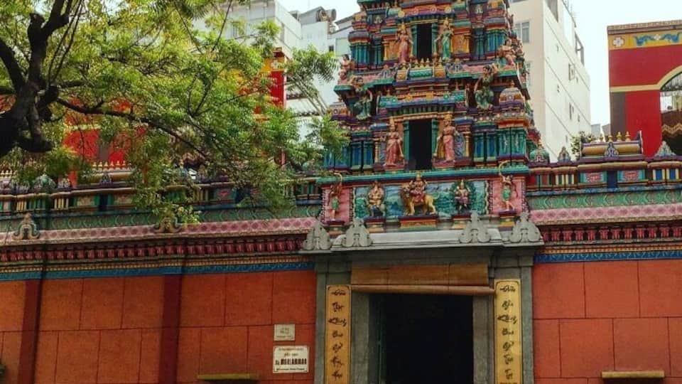 Un temple aux couleurs vives, orné de sculptures et de statues complexes.