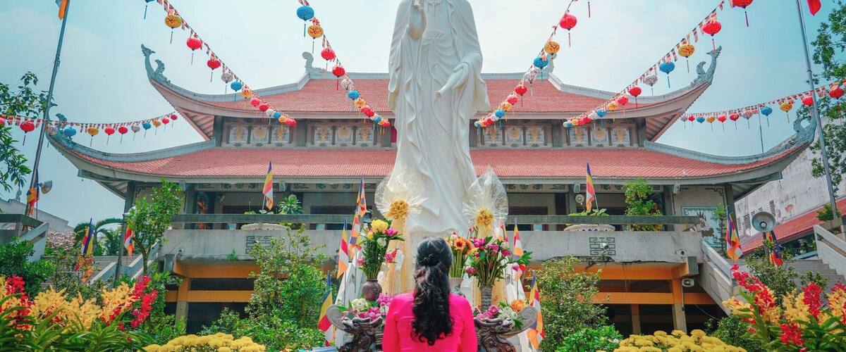Temple Views | Vĩnh Nghiêm Pagoda: Wearing a beautiful pink áo dài a Vietnamese women stands in front of a statue praying, well looking like she’s praying, I asked her to pose for me and I’m great fully appreciative. Vĩnh Nghiêm Pagoda is one of the largest pagodas in Hồ Chí Minh, built in 1971 it is a relatively young pagoda. The pagoda incorporates a touch of Japanese architectural style in addition to Vietnamese traditional design and is also the first traditionally inspired pagoda in Vietnam built with concrete.
.
.
.
.
#sonyalpha #sonya7riii #traveler #travellife #travelphotography #travelpics #travelgram #wanderer #wanderlust #instagood #instatravel #yourshotphotographer #lpfanphoto #travelsoutheastasia #explorevietnam #southeastasia #vietnam #saigon #hochiminh #visitvietnam #beautifulseasia #igvietnam #vietnamcharm #vscovietnam #buddhism #praying #aodai #pagoda #temple #statue