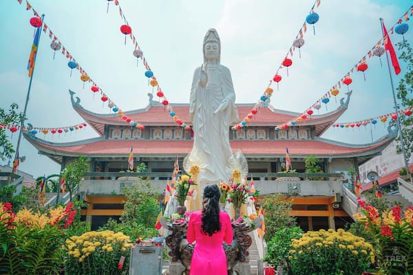 Temple Views | Vĩnh Nghiêm Pagoda: Wearing a beautiful pink áo dài a Vietnamese women stands in front of a statue praying, well looking like she’s praying, I asked her to pose for me and I’m great fully appreciative. Vĩnh Nghiêm Pagoda is one of the largest pagodas in Hồ Chí Minh, built in 1971 it is a relatively young pagoda. The pagoda incorporates a touch of Japanese architectural style in addition to Vietnamese traditional design and is also the first traditionally inspired pagoda in Vietnam built with concrete.
.
.
.
.
#sonyalpha #sonya7riii #traveler #travellife #travelphotography #travelpics #travelgram #wanderer #wanderlust #instagood #instatravel #yourshotphotographer #lpfanphoto #travelsoutheastasia #explorevietnam #southeastasia #vietnam #saigon #hochiminh #visitvietnam #beautifulseasia #igvietnam #vietnamcharm #vscovietnam #buddhism #praying #aodai #pagoda #temple #statue