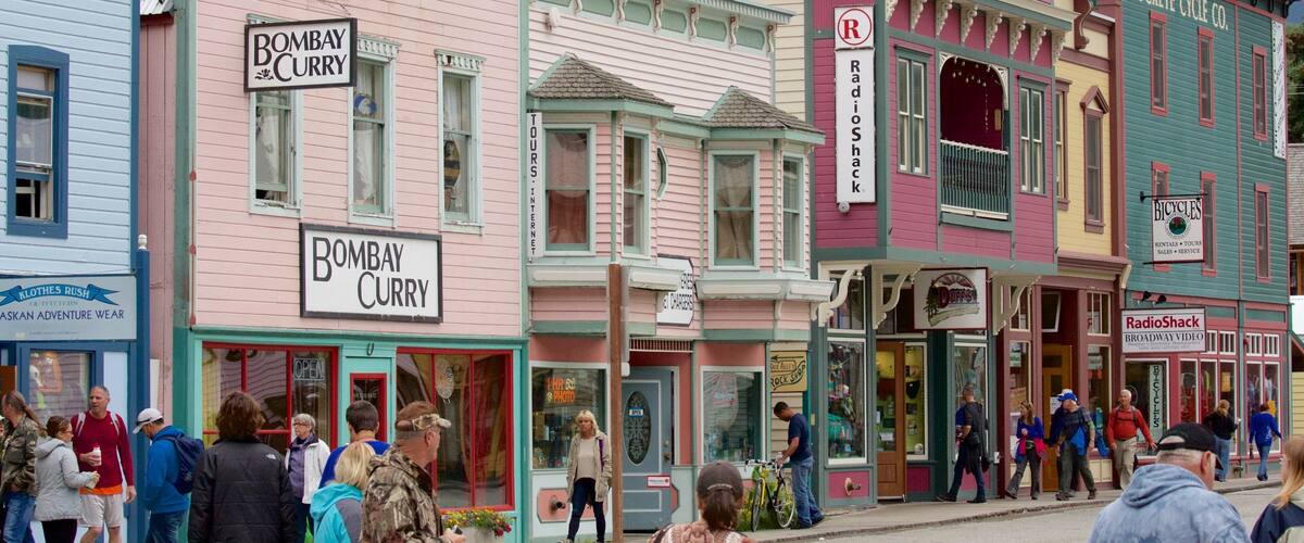 Skagway showing heritage architecture as well as a large group of people