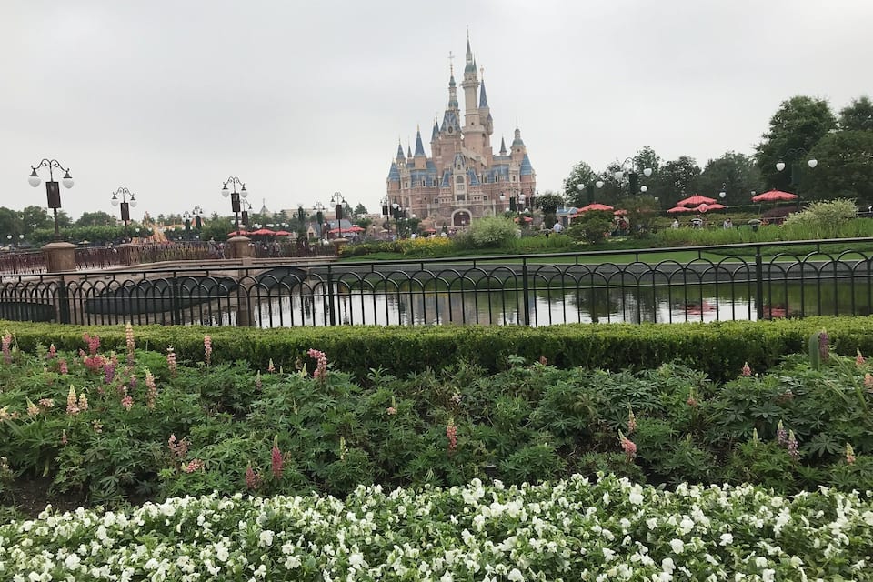 Una construcción que recuerda a un castillo, con torres y un puente al fondo.