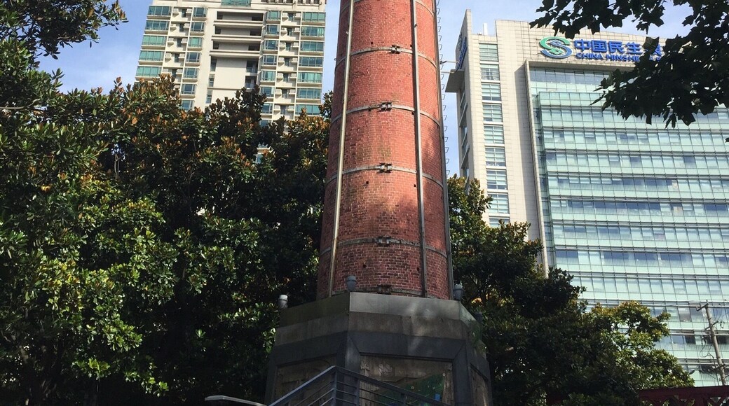 When they built Xujiahui Park they kept this 28 meter chimney at the south entrance when they tore down the Ta Chung Hua Rubber Factory. They later added an 11 meter stainless steel cap to the top.