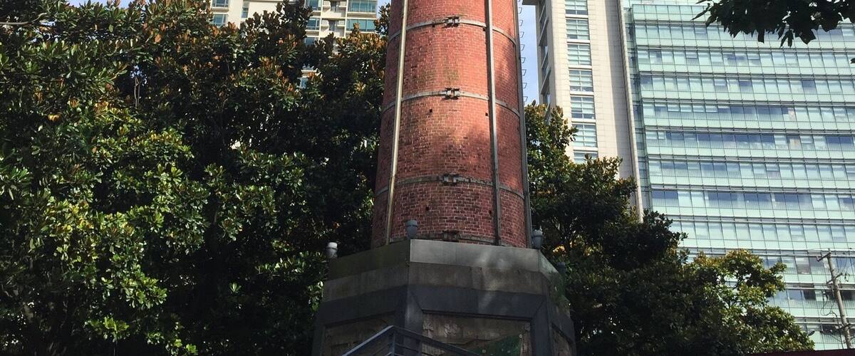 When they built Xujiahui Park they kept this 28 meter chimney at the south entrance when they tore down the Ta Chung Hua Rubber Factory. They later added an 11 meter stainless steel cap to the top.