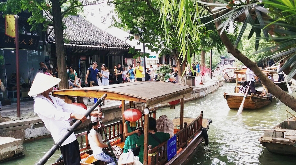 This small town is really close to Shanghai. It's amazing how Zhujiajiaozhen looks like Venice #lifeatexpedia