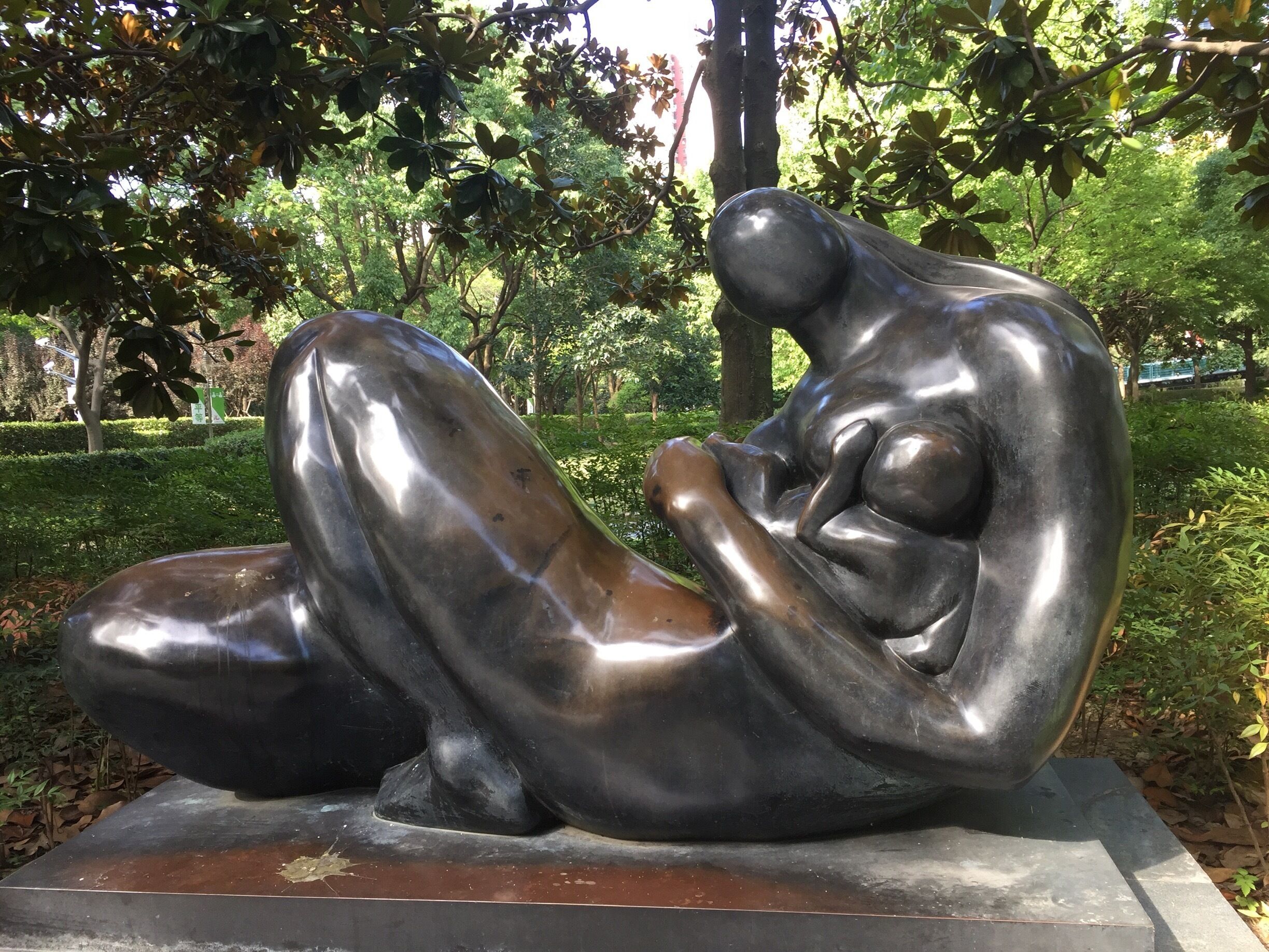 The 1988 sculpture "New Generation" by American artist Manuel Carbonell was placed in Xujiahui Park in 2007.