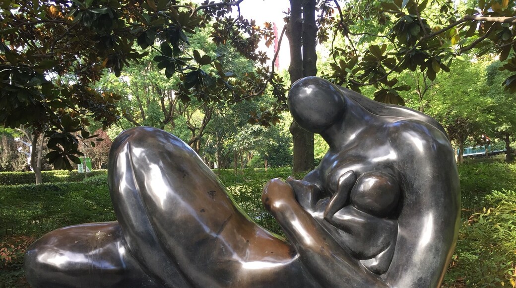 The 1988 sculpture "New Generation" by American artist Manuel Carbonell was placed in Xujiahui Park in 2007.