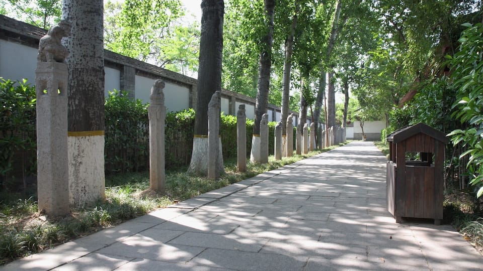 Nice parc around of the pagoda .