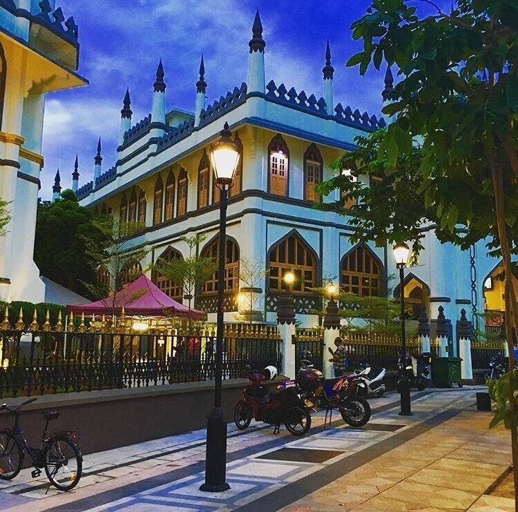 It looked like a movie set everything was so perfectly placed. Building, trees, motorbikes..etc. You will find this place in the Arab District. #Singapore #arabdistrict #traveldiary #ilovetravel #girlswhotravel 