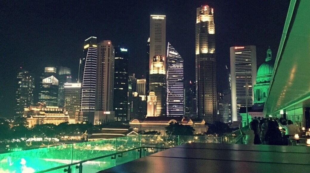 SMOKE & MIRROR Bar on top on National Gallery with panoramic view of the city