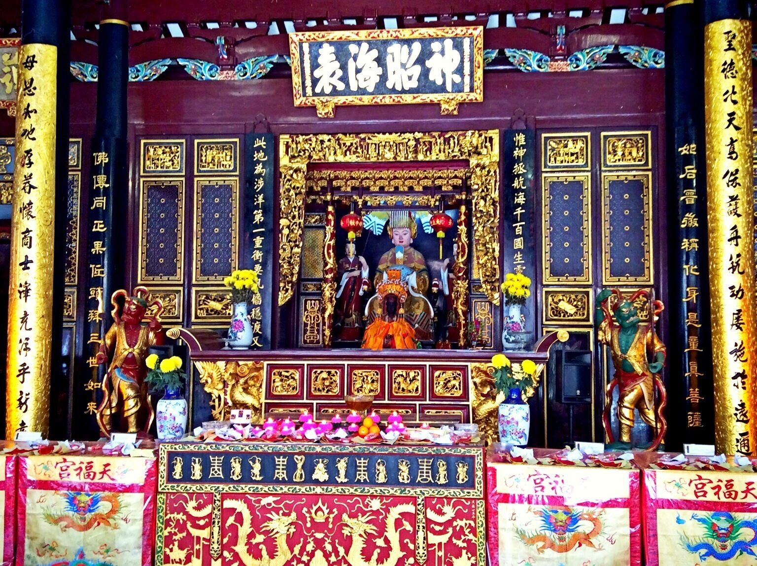 Not too big of a temple, but full of intricate details. Such a presence among the tall office buildings in the area. 