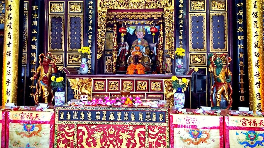 Not too big of a temple, but full of intricate details. Such a presence among the tall office buildings in the area.